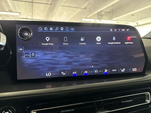 Used 2025 Chevrolet Traverse LT FWD image 19