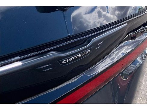 Used 2025 Chrysler Pacifica Limited FWD image 34