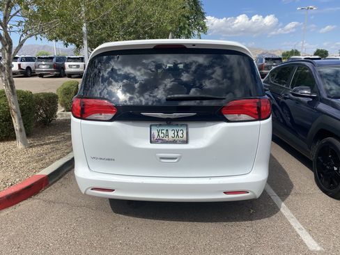 Used 2022 Chrysler Voyager LX FWD image 3