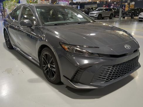 Used 2025 Toyota Camry SE FWD image 5