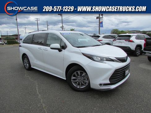 Used 2024 Toyota Sienna XLE image 1