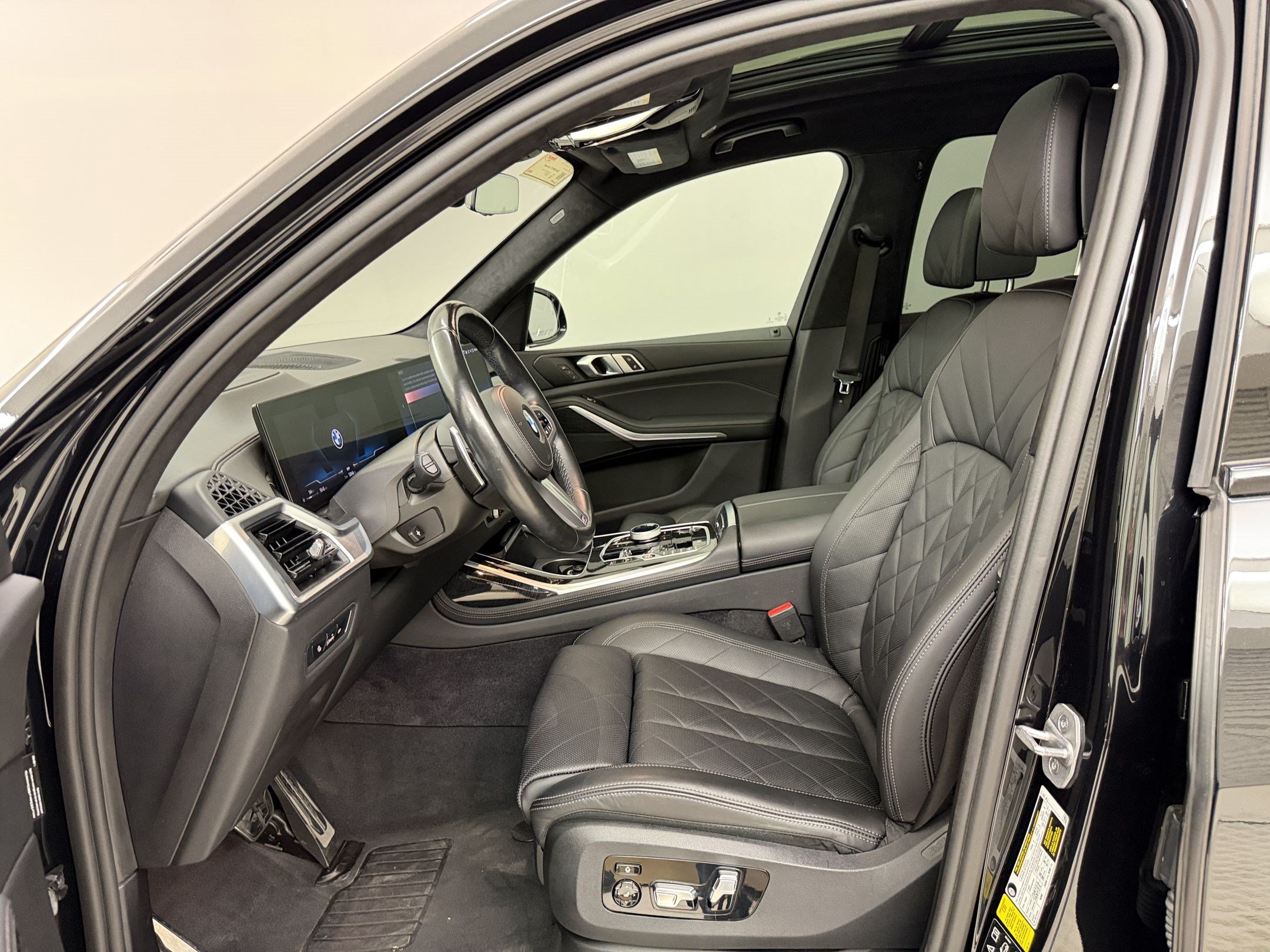 Certified 2024 BMW X7 xDrive40i w/ M Sport Package AWD/4WD image 5