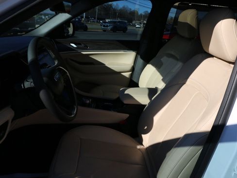 Used 2023 Jeep Grand Cherokee Limited w/ Luxury Tech Group II image 28