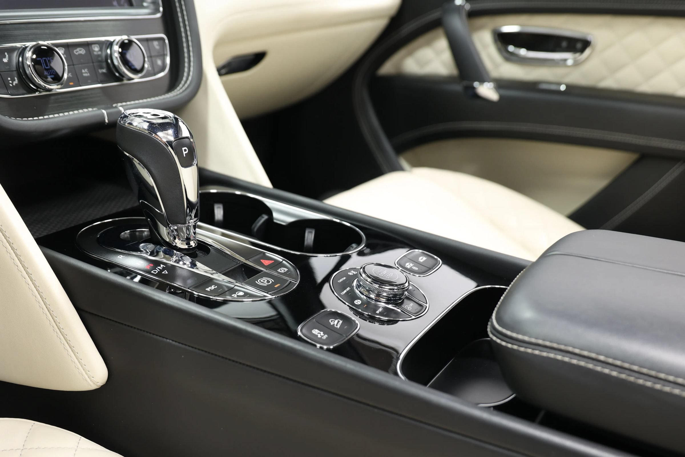 Used 2017 Bentley Bentayga AWD/4WD image 41