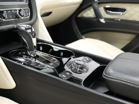 Used 2017 Bentley Bentayga AWD/4WD image 41