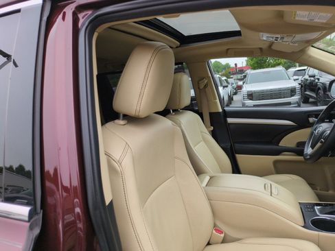 Used 2019 Toyota Highlander XLE FWD image 50