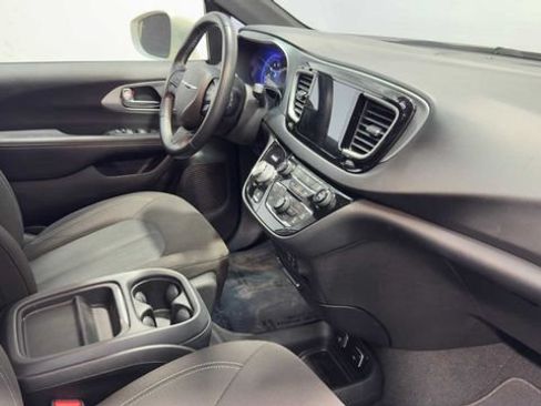 Used 2020 Chrysler Pacifica Touring w/ S Appearance Package FWD image 14