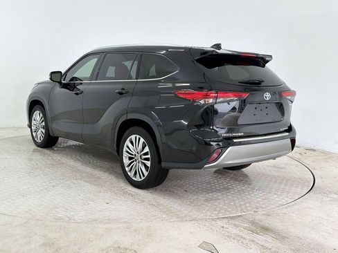 Used 2023 Toyota Highlander Platinum FWD image 3