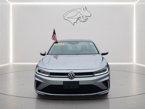 Used 2025 Volkswagen Jetta SE FWD image 2
