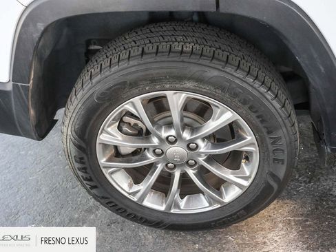 Used 2019 Jeep Cherokee Latitude Plus w/ Comfort/Convenience Group FWD image 8
