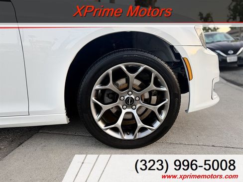 Used 2017 Chrysler 300 S w/ S Model Appearance Package RWD image 9