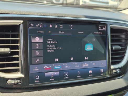 Used 2024 Chrysler Pacifica Touring-L FWD image 22