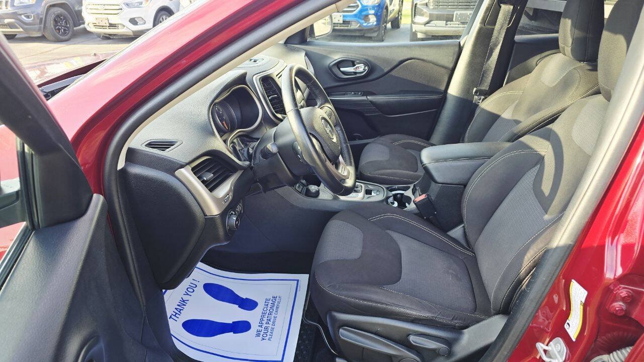 Used 2015 Jeep Cherokee Latitude w/ Cold Weather Group AWD/4WD image 10