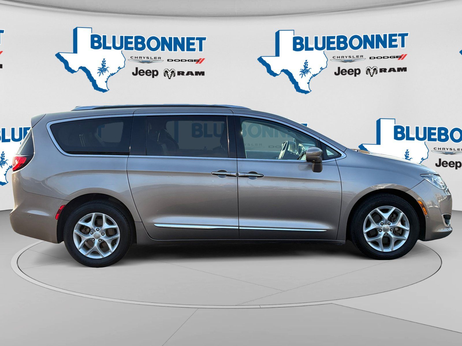 Used 2017 Chrysler Pacifica Touring-L Plus w/ Advanced Safetytec Group FWD image 4