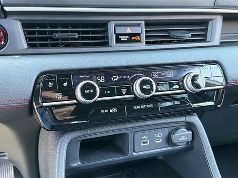 Used 2025 Honda Pilot Black Edition image 13