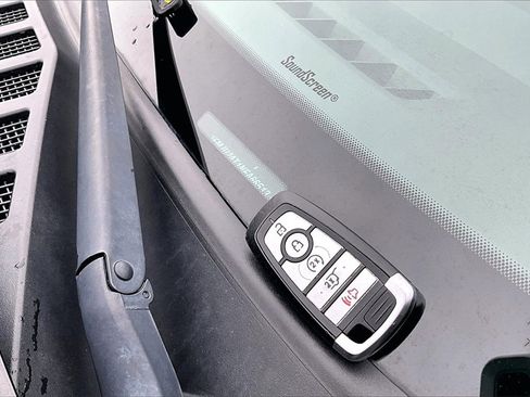 Used 2022 Ford Expedition Limited image 11