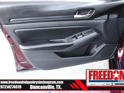 Used 2025 Nissan Altima 2.5 SV FWD image 37