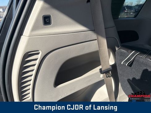 Used 2023 Chrysler Pacifica Touring-L image 12