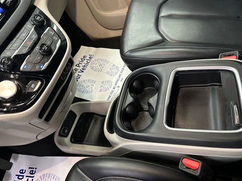 Used 2023 Chrysler Pacifica Touring-L FWD image 33