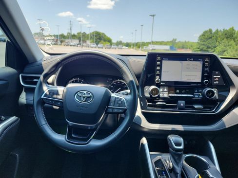 Used 2020 Toyota Highlander XLE AWD/4WD image 13