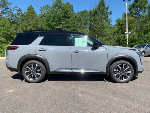 New 2026 Nissan Pathfinder Platinum FWD image 2