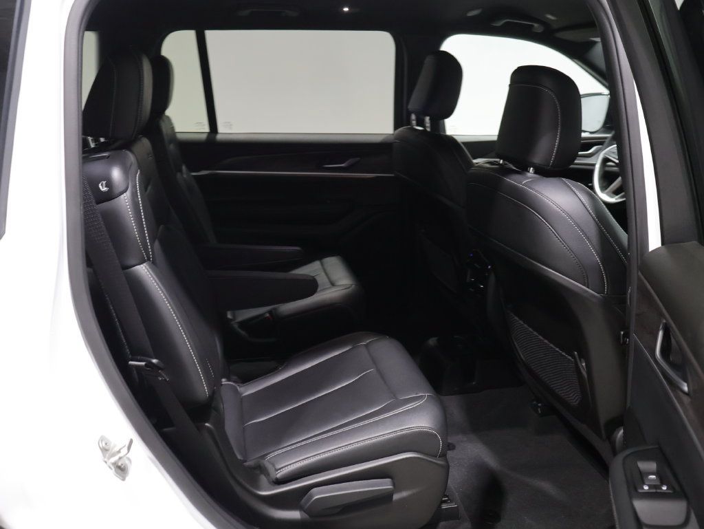 Used 2024 Jeep Grand Cherokee L Limited AWD/4WD image 19