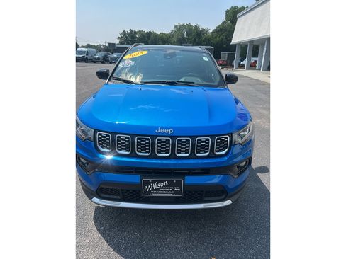 Used 2025 Jeep Compass Limited w/ Sun & Sound Group AWD/4WD image 3