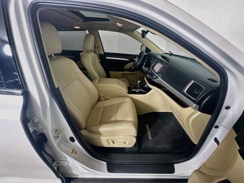 Used 2019 Toyota Highlander XLE FWD image 34