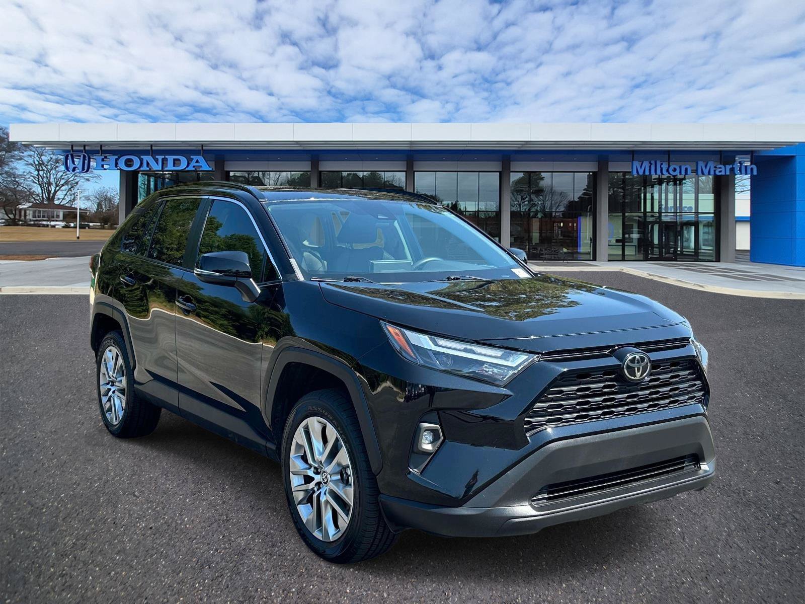 Used 2023 Toyota RAV4 XLE Premium FWD image 1