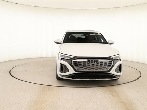 Used 2024 Audi Q8 e-tron Premium Plus w/ Premium Plus Package image 11