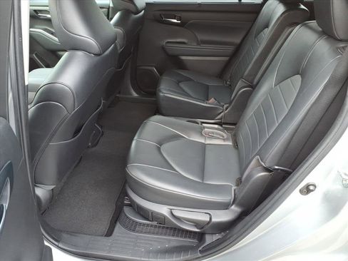 Used 2022 Toyota Highlander XLE image 12