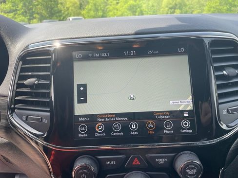 Used 2022 Jeep Grand Cherokee Laredo X AWD/4WD image 7