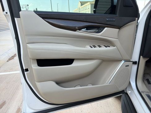 Used 2018 Cadillac Escalade Luxury AWD/4WD image 14
