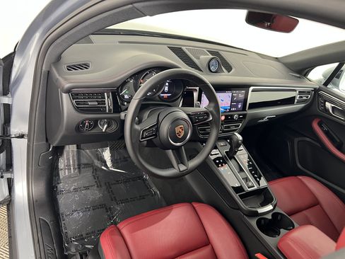 Certified 2026 Porsche Macan AWD/4WD image 4