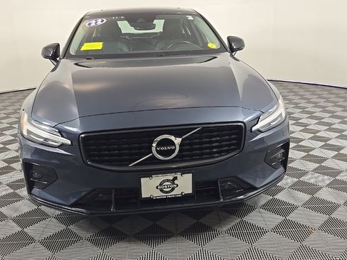 Certified 2022 Volvo S60 B5 Momentum w/ Premium Package image 3
