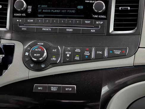Used 2014 Toyota Sienna LE AWD/4WD image 31