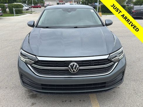 Used 2023 Volkswagen Jetta SE FWD image 2