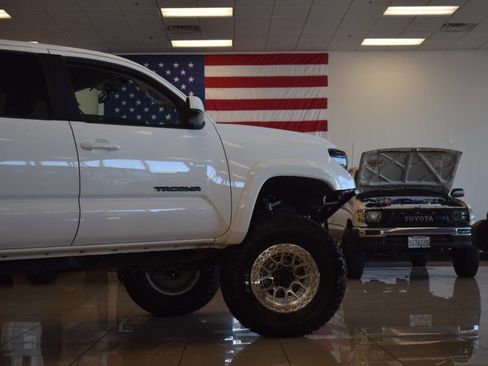 Used 2017 Toyota Tacoma SR5 RWD image 40