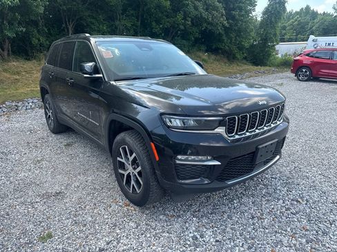 Used 2024 Jeep Grand Cherokee Limited AWD/4WD image 2