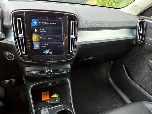 Used 2021 Volvo XC40 T4 Momentum image 16