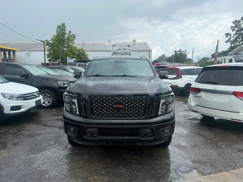 Used 2018 Nissan Titan SV w/ SV Convenience Package RWD image 3