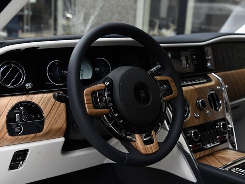 Used 2025 Rolls-Royce Cullinan image 14