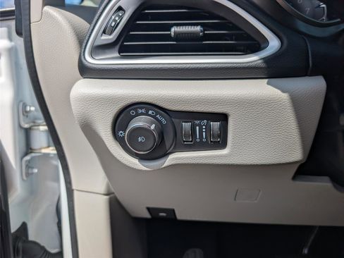 Used 2024 Chrysler Pacifica Touring-L FWD image 28