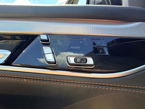 Used 2022 Jeep Grand Wagoneer Series III w/ Rear Seat Video Group 1 AWD/4WD image 12