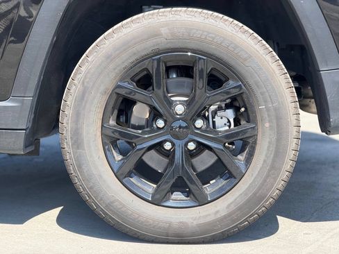 Used 2025 Jeep Grand Cherokee Altitude AWD/4WD image 2