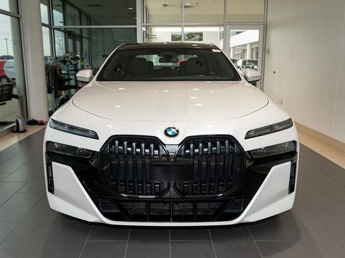 Used 2023 BMW 760i xDrive w/ Executive Package AWD/4WD image 11