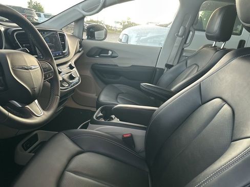 Used 2024 Chrysler Pacifica Touring-L image 4