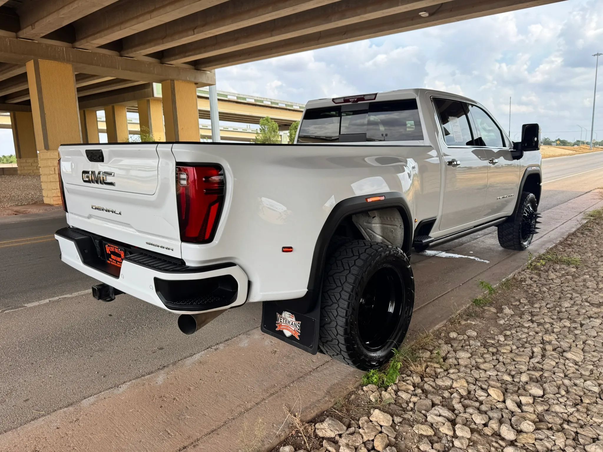 Used 2024 GMC Sierra 3500 Denali Ultimate AWD/4WD image 3