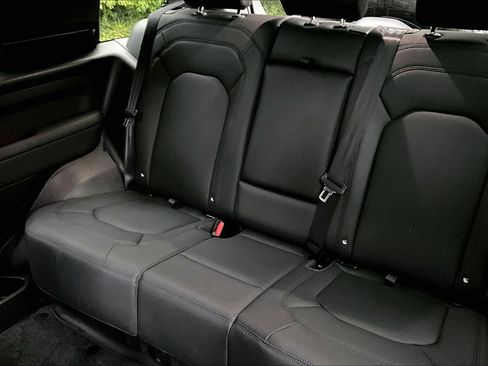 Used 2025 Land Rover Defender 90 X-Dynamic SE image 18