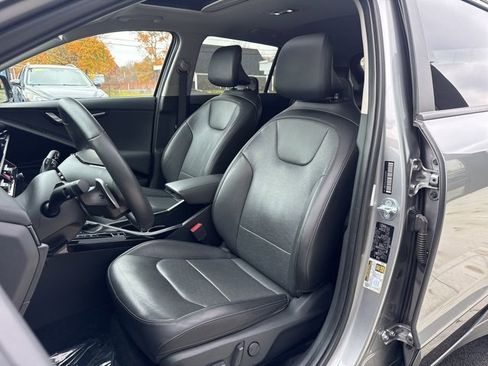 Used 2023 Kia Niro SX Touring image 11